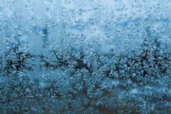 Verkliga snöflingor på fönsterexponeringsglaset på julhelgdagsafton arkivfoto Verkliga snöflingor på fönsterexponeringsglaset på julhelgdagsafton arkivfoto