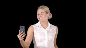 Verkoop, consumentisme, technologie en mensenconcept - gelukkige jonge vrouw met smartphone en het winkelen zakken die selfie nem stock video Verkoop, consumentisme, technologie en mensenconcept - gelukkige jonge vrouw met smartphone en het winkelen zakken die selfie nem stock video