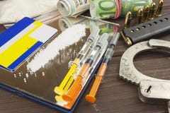 Verkoop van drugs Internationale misdaad, drugshandel Drugs en geld op een houten lijst royalty-vrije stock afbeelding Verkoop van drugs Internationale misdaad, drugshandel Drugs en geld op een houten lijst royalty-vrije stock afbeelding