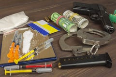 Verkoop van drugs Internationale misdaad, drugshandel Drugs en geld op een houten lijst royalty-vrije stock fotografie Verkoop van drugs Internationale misdaad, drugshandel Drugs en geld op een houten lijst royalty-vrije stock fotografie