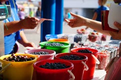 Verkoop van verse bessen op markt Stock Fotografie Verkoop van verse bessen op markt Stock Fotografie