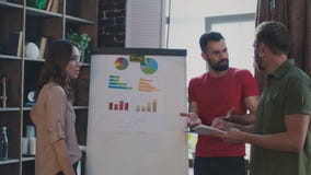 Verkoopteam die marketing plan op whiteboard in bureau bespreken Brainstormingsteam stock videobeelden Verkoopteam die marketing plan op whiteboard in bureau bespreken Brainstormingsteam stock videobeelden