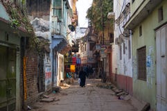 Verkäufer verkauft Gemüse und Frucht von den Warenkörben in den schmalen Straßen der alten indischen Stadt von Varanasi lizenzfreie stockbilder Verkäufer verkauft Gemüse und Frucht von den Warenkörben in den schmalen Straßen der alten indischen Stadt von Varanasi lizenzfreie stockbilder