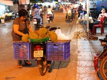 Verkäuferin Durians im Nachtmarkt stockbild Verkäuferin Durians im Nachtmarkt stockbild