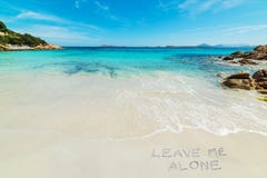 Verlaat me alleen op een strand geschreven stock afbeeldingen Verlaat me alleen op een strand geschreven stock afbeeldingen
