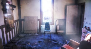Verlassen Sie Raum in missbrauchtem altes Haus zentriertem Stuhl mit hellen Lichtstrahlen lizenzfreie stockfotos Verlassen Sie Raum in missbrauchtem altes Haus zentriertem Stuhl mit hellen Lichtstrahlen lizenzfreie stockfotos