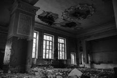 Verlassene Aula in der Schule, Haus der Kunst Das Konzept der Zerst?rung und Abnahme der Kultur und der Kunst Rebecca 6 lizenzfreie stockfotografie Verlassene Aula in der Schule, Haus der Kunst Das Konzept der Zerst?rung und Abnahme der Kultur und der Kunst Rebecca 6 lizenzfreie stockfotografie