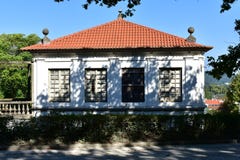 Verlassenes Haus im städtischen Park mit Schatten lizenzfreie stockfotografie Verlassenes Haus im städtischen Park mit Schatten lizenzfreie stockfotografie