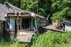 Verlaten die huis van roestige oude Sovjetbus wordt gemaakt Groen postapocalypsconcept Royalty-vrije Stock Afbeelding Verlaten die huis van roestige oude Sovjetbus wordt gemaakt Groen postapocalypsconcept Royalty-vrije Stock Afbeelding