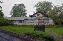 Verlaten industriële gebouwen van een verlaten dorp en een asiel Stock Afbeelding Verlaten industriële gebouwen van een verlaten dorp en een asiel Stock Afbeelding