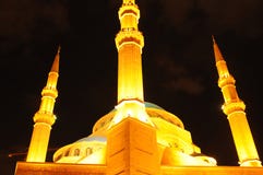 Verlicht Mohammad al Amin Mosque van Beiroet bij nacht stock afbeeldingen Verlicht Mohammad al Amin Mosque van Beiroet bij nacht stock afbeeldingen