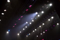 Verlichtingsmateriaal op het stadium van een theater of een concertzaal De stralen van licht van schijnwerpers Halogeen en geleid royalty-vrije stock afbeeldingen Verlichtingsmateriaal op het stadium van een theater of een concertzaal De stralen van licht van schijnwerpers Halogeen en geleid royalty-vrije stock afbeeldingen