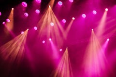 Verlichtingsmateriaal op het stadium van het theater tijdens de prestaties De lichte stralen van de schijnwerper door de rook royalty-vrije stock fotografie Verlichtingsmateriaal op het stadium van het theater tijdens de prestaties De lichte stralen van de schijnwerper door de rook royalty-vrije stock fotografie