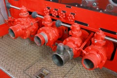 Vermelho e prata dos torneiras da mangueira do carro de bombeiros do bombeiro em seguido imagens de stock Vermelho e prata dos torneiras da mangueira do carro de bombeiros do bombeiro em seguido imagens de stock