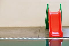 Vermelho, verde, slider da água na piscina fotografia de stock Vermelho, verde, slider da água na piscina fotografia de stock