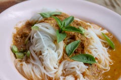 Vermicelli del riso del vapore con curry rosso e vetgetable tailandesi immagine stock libera da diritti Vermicelli del riso del vapore con curry rosso e vetgetable tailandesi immagine stock libera da diritti