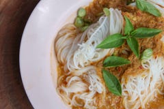 Vermicelli del riso del vapore con curry rosso e vetgetable tailandesi immagine stock libera da diritti Vermicelli del riso del vapore con curry rosso e vetgetable tailandesi immagine stock libera da diritti