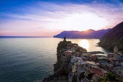 Vernazza antes do por do sol, Cinque Terre, Itália Fotografia de Stock Vernazza antes do por do sol, Cinque Terre, Itália Fotografia de Stock