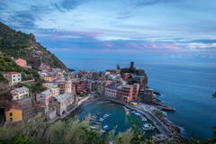 Vernazza bei Sonnenuntergang stockfoto Vernazza bei Sonnenuntergang stockfoto
