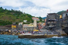 Vernazza, Itália - 28 de maio de 2018: Vernazza, uma das cinco cidades pequenas no parque nacional de Cinque Terre Vista da excur foto de stock Vernazza, Itália - 28 de maio de 2018: Vernazza, uma das cinco cidades pequenas no parque nacional de Cinque Terre Vista da excur foto de stock