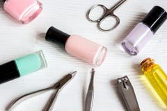 Verniz para as unhas, óleo da cutícula e grupo de tratamento de mãos no fundo de madeira Imagem de Stock Verniz para as unhas, óleo da cutícula e grupo de tratamento de mãos no fundo de madeira Imagem de Stock