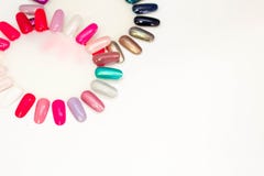Vernizes para as unhas do teste em um fundo branco Dois círculos foto de stock Vernizes para as unhas do teste em um fundo branco Dois círculos foto de stock