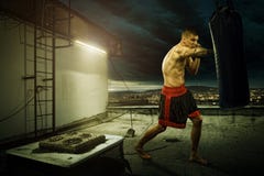 Verpackentraining des jungen Mannes, auf das Haus über der Stadt stockfotos Verpackentraining des jungen Mannes, auf das Haus über der Stadt stockfotos