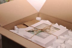 verpackt und Seil band Plätzchenkästen mit Klarsichtdeckel und und einem Aufkleber für Text stockfotos verpackt und Seil band Plätzchenkästen mit Klarsichtdeckel und und einem Aufkleber für Text stockfotos