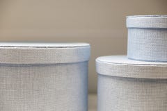 Verpackung für Kleidung und Hüte Große und Kästchen Antike Auslegung Verpackung für Hüte Schließen Sie herauf Ansicht lizenzfreie stockfotos Verpackung für Kleidung und Hüte Große und Kästchen Antike Auslegung Verpackung für Hüte Schließen Sie herauf Ansicht lizenzfreie stockfotos