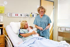 Verpleegster die Mammainstructies geven die tablet gebruiken royalty-vrije stock foto's Verpleegster die Mammainstructies geven die tablet gebruiken royalty-vrije stock foto's