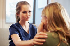 Verpleegster Treating Teenage Girl die met Depressie lijden royalty-vrije stock afbeeldingen Verpleegster Treating Teenage Girl die met Depressie lijden royalty-vrije stock afbeeldingen
