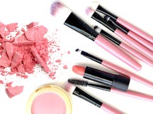 Verpletterd maak poeder en lippenstift omhoog steekproeven met borstels op witte achtergrond royalty-vrije stock foto Verpletterd maak poeder en lippenstift omhoog steekproeven met borstels op witte achtergrond royalty-vrije stock foto