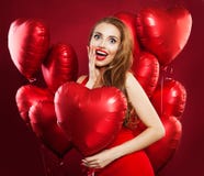 Verrast de ballons rood hart van de vrouwenholding, portret Meisje die met rode lippenmake-up rode kleding dragen Gift, verkoop e royalty-vrije stock foto's Verrast de ballons rood hart van de vrouwenholding, portret Meisje die met rode lippenmake-up rode kleding dragen Gift, verkoop e royalty-vrije stock foto's