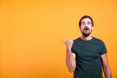 Verraste emotionele volwassen mens die op copyspace richten stock fotografie Verraste emotionele volwassen mens die op copyspace richten stock fotografie