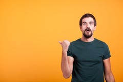 Verraste emotionele volwassen mens die op copyspace richten royalty-vrije stock afbeelding Verraste emotionele volwassen mens die op copyspace richten royalty-vrije stock afbeelding