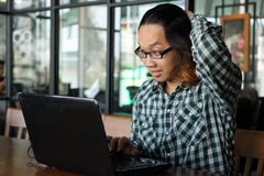 Verraste jonge Aziatische bedrijfsmens met laptop in bureau Het uitgeputte en concept van de overwerkenbaan royalty-vrije stock foto Verraste jonge Aziatische bedrijfsmens met laptop in bureau Het uitgeputte en concept van de overwerkenbaan royalty-vrije stock foto