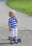 Verraste weinig jongen die de hemel bekijken Royalty-vrije Stock Afbeelding Verraste weinig jongen die de hemel bekijken Royalty-vrije Stock Afbeelding