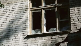Verre cass? dans le ch?ssis de fen?tre Fa?ade d'un b?timent abandonn? Destruction ou dommages à la propriété publique ou privée banque de vidéos Verre cass? dans le ch?ssis de fen?tre Fa?ade d'un b?timent abandonn? Destruction ou dommages à la propriété publique ou privée banque de vidéos