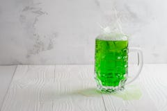 Verre de bière verte avec l'éclaboussure images libres de droits Verre de bière verte avec l'éclaboussure images libres de droits