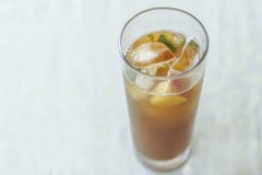 Verre de boisson avec les fruits, la glace et le pimm' ; s image stock Verre de boisson avec les fruits, la glace et le pimm' ; s image stock