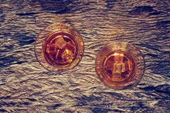 Verre de bourbon de whiskey avec de la glace sur la texture en bois photo stock Verre de bourbon de whiskey avec de la glace sur la texture en bois photo stock