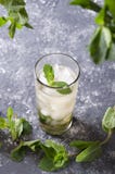 Verre de julep en bon ?tat servi sur la serviette Table de barre grise contre le mur gris L'espace vide pour votre conception photo libre de droits Verre de julep en bon ?tat servi sur la serviette Table de barre grise contre le mur gris L'espace vide pour votre conception photo libre de droits