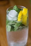 Verre de mohito avec le citron et la menthe photo libre de droits Verre de mohito avec le citron et la menthe photo libre de droits