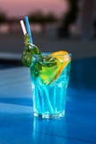 Verre de plan rapproché de cocktail bleu de lagune au fond de compteur de barre d'été photo stock Verre de plan rapproché de cocktail bleu de lagune au fond de compteur de barre d'été photo stock