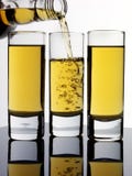 VERRE DE VERSEMENT DE TEQUILLA image libre de droits VERRE DE VERSEMENT DE TEQUILLA image libre de droits