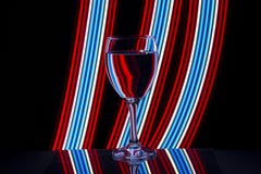 Verre de vin avec la lampe au néon derrière photo stock Verre de vin avec la lampe au néon derrière photo stock