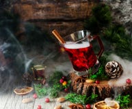 Verre de vin chaud chaud pendant la nouvelle année avec des ingrédients pour la cuisson, les écrous et les décorations de Noël images libres de droits Verre de vin chaud chaud pendant la nouvelle année avec des ingrédients pour la cuisson, les écrous et les décorations de Noël images libres de droits
