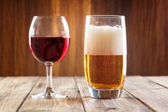 Verre de vin et verre de bière blonde image libre de droits Verre de vin et verre de bière blonde image libre de droits