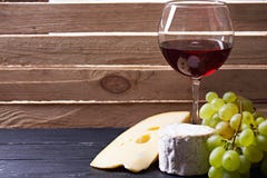 Verre de vin rouge, servi avec des raisins et le fromage Photo libre de droits Verre de vin rouge, servi avec des raisins et le fromage Photo libre de droits