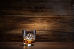 Verre de whiskey photo libre de droits Verre de whiskey photo libre de droits